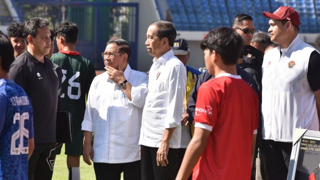 PILDUN U-17: Presiden Jokowi saat melihat langsung proses seleksi pemain Timnas Indonesia di Piala Dunia U-17 di Stadion Jalak Harupat, Bandung, Jabar. (Foto: Setkab RI)