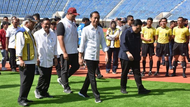 PIALA DUNIA U-17: Presiden Jokowi saat meninjau hasil renovasi Stadion Si Jalak Harupat oleh Kementerian Pekerjaan Umum dan Perumahan Rakyat (PUPR) di Bandung, Jawa Barat. (Foto: Setkab RI)