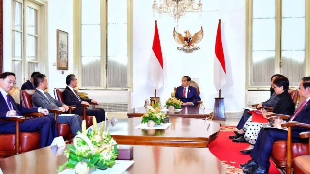 KERJASAMA BILATERAL: Presiden Jokowi (tengah) bersama jajarannya menerima kunjungan Menteri Luar Negeri Republik Rakyat Tiongkok (RRT) Wang Yi di Istana Negara, Jakarta. (Foto: Setkab RI)