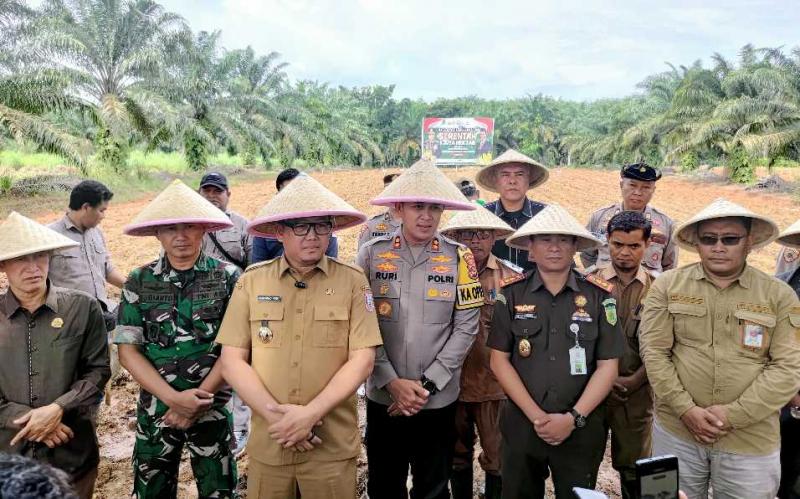 SMKPPN SEMBAWA: Pj Bupati Banyuasin, Muhammad Farid; Kapolres AKBP Ruri Prastowo beserta Forkopimda Banyuasin, Sumsel menjawab pers didampingi Kepala SMKPPN Sembawa, Budi Santoso [kanan] tentang tanam jagung mendukung  tanam jagung sejuta hektar` secara serentak mendukung target Presiden RI Prabowo Subianto.