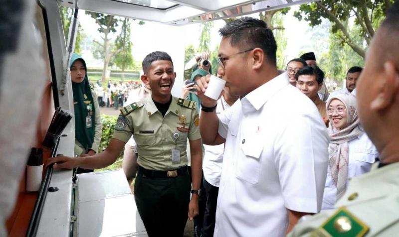 POLBANGTAN BOGOR: Wamentan Sudaryono mencicipi produk pertanian olahan hasil racikan mahasiswa/i Polbangtan Bogor usai pengukuhan pengurus baru Duta Petani Milenial dan Forum Komunikasi Organisasi Petani Muda Indonesia usai kegiatan Munas petani muda di Bogor.
