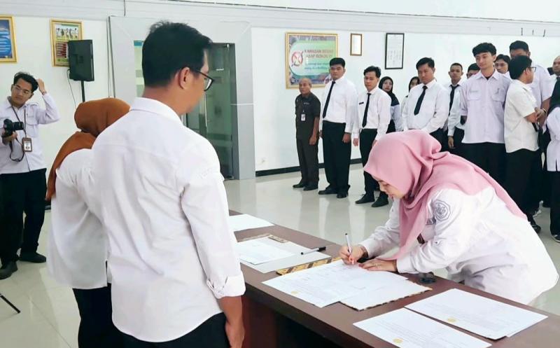 SMKPPN BANJARBARU: Kepala SMKPPN Banjarbaru, Yudi Astoni mengajak jajarannya, senantiasa menjaga dan mempertahankan integritas, loyalitas, disiplin, dan komitmen terhadap tugas dan tanggung jawab sehingga menghasilkan produktivitas kerja yang maksimal.