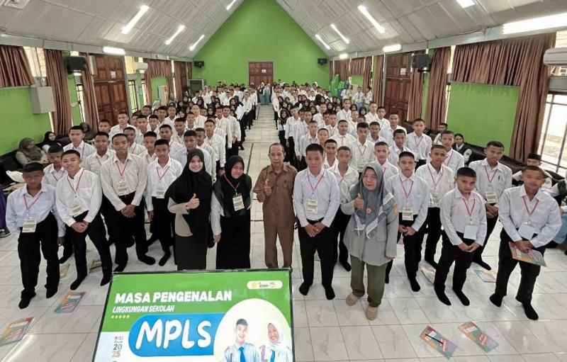 SMKPPN SEMBAWA: Kepala SMKPP Negeri Sembawa Budi Santoso mengatakan, MPLS tidak hanya sebagai pengenalan lingkungan sekolah, juga sebagai wadah menyiapkan generasi milenial pertanian yang siap berkontribusi dalam pembangunan pertanian maju, mandiri dan modern di Indonesia.