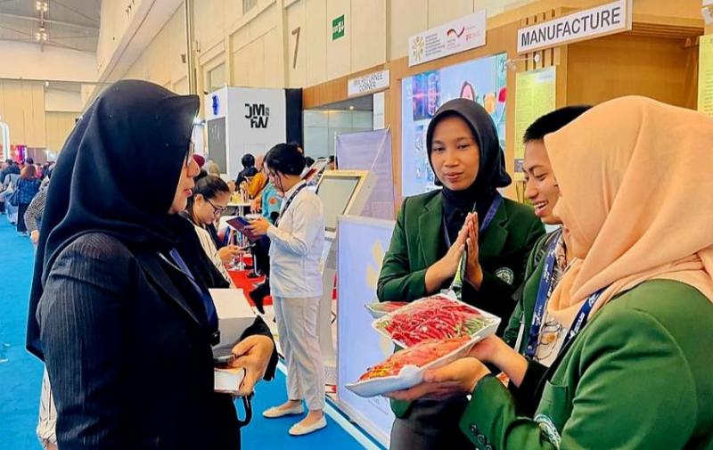POLBANGTAN BOGOR: Antusias buyers mancanegara pada inovasi mahasiswa Polbangtan Bogor di TEI 2025, menurut Direktur Polbangtan Bogor, Yoyon Haryanto, menjadi ajang promosi produk teknologi pertanian karya generasi muda Indonesia mampu bersaing di kancah global.