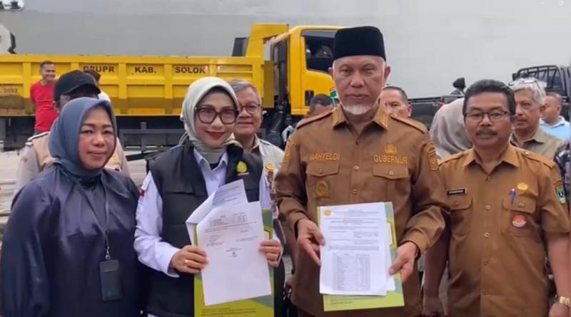 BPPSDMP KEMENTAN: Kabadan SDM Kementan, Idha Widi Arsanti [ke-2 kiri] menyerahkan data 64 item Bantuan Kementan Peduli pada Gubernur Sumbar, H Mahyeldi Asharullah di Kota Padang, yang mengapresiasi inisiasi Mentan Amran Sulaiman memgumpulkan bantuan bagi korban bencana Sumatera.