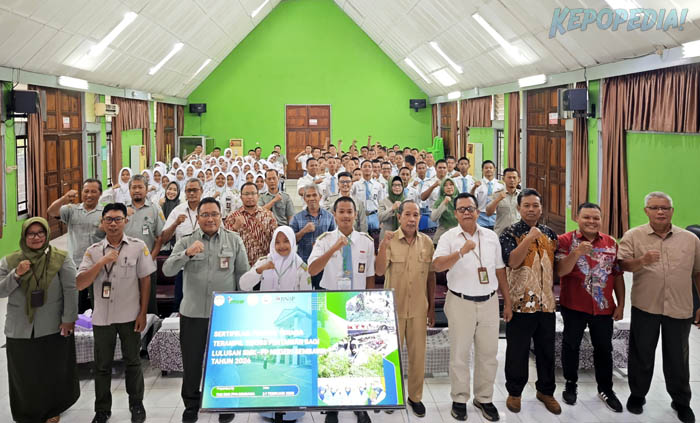 SMKPPN SEMBAWA: Kepala SMKPP Negeri Sembawa, Budi Santoso [ke-3 kiri] bersama 153 peserta didik dari empat program studi [Prodi] yang mengikuti Sertifikasi Profesi Tenaga Terampil Teknis Pertanian oleh 15 Asesor LSP Kementan dalam dua sesi selama delapan hari, 1 - 7 Februari 2026.