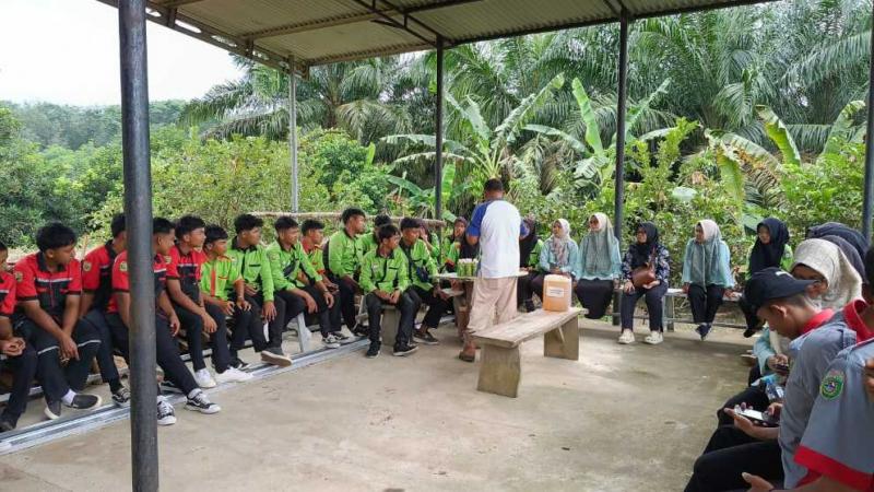 SMKPPN SEMBAWA: Kepala SMKPPN Sembawa, Budi Santoso diwakili Wakil Kepala Sekolah Bidang Kurikulum, Ruhil Fida, menyampaikan apresiasi atas kepercayaan SMKN 1 Tungkal Ilir yang menjadikan SMK PPN Sembawa sebagai lokasi pembelajaran.