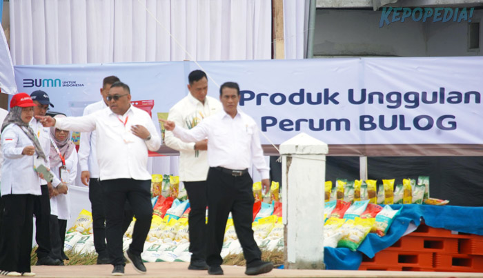 POLBANGTAN BOGOR: Panen raya di Karawang yang dihadiri Presiden RI Prabowo Subianto dan Mentan Amran Sulaiman serta sejumlah menteri terkait, turut dihadiri Direktur Polbangtan Bogor, Yoyon Haryanto beserta jajarannya sebagai komitmen institusi pendidikan vokasi pertanian mendukung program strategis Kementan.