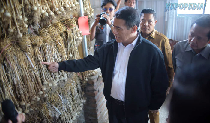 BB PUSTAKA KEMENTAN: Mentan Amran Sulaiman pada kunjungan kerja di Kecamatan Sembalun, Kabupaten Lombok Timur, NTB menegaskan bahwa penetapan NTB sebagai wilayah strategis harus dijawab dengan kerja nyata dan percepatan di lapangan, bukan berhenti pada perencanaan administratif. 