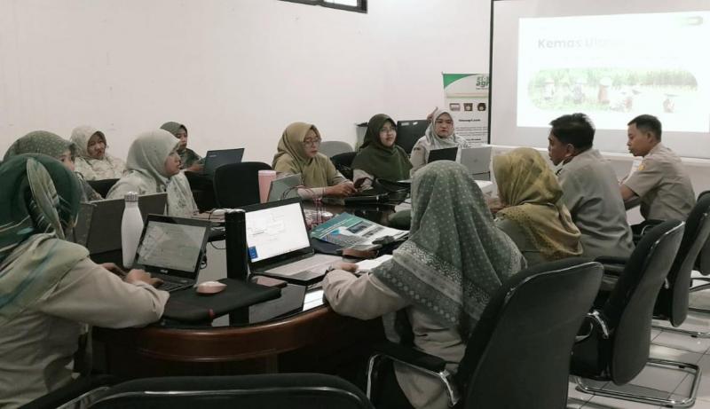 BB PUSTAKA: Kepala BB Pustaka, Eko Nugroho DP mengatakan pihaknya menggelar kegiatan Kemas Ulang Informasi bertajuk `Pembuatan Infografis Pertanian Menggunakan Aplikasi Canva` di BPP Wilayah VI Dramaga, Kabupaten Bogor.