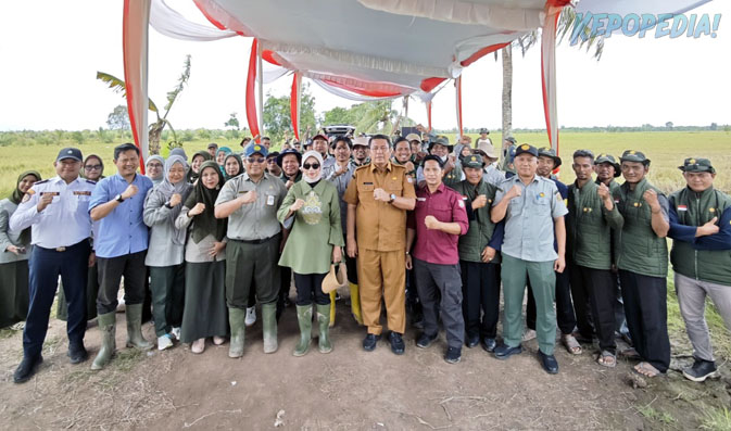 SMKPPN SEMBAWA: Kepala SMKPPN Sembawa, Budi Santoso [topi biru] bersama Kepala BPPSDMP Kementan, Idha Widi Arsanti dan Bupati Banyuasin diwakili Asisten III Zakirin bersama petani, penyuluh dan jajaran Kementan di Sumsel, usai melakukan tanam bersama bagi percepatan LTT pada lokasi Oplah di Kabupaten Banyuasin, Sumsel.