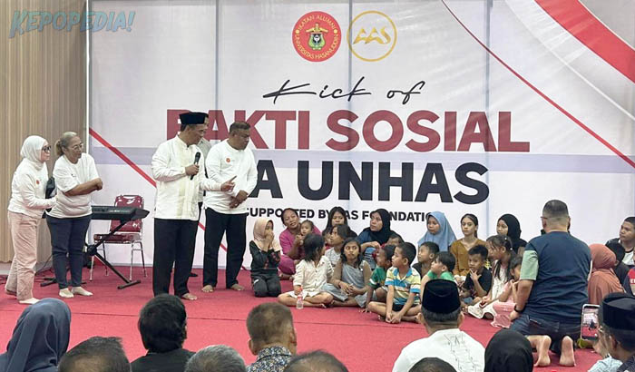 BBPP BATANGKALUKU: Mentan Amran Sulaiman [peci hitam] dialog dengan sejumlah anak yatim dan kaum duafa pada Bakti Sosial IKA Unhas, di sela kegiatan penyaluran bantuan pribadi sebanyak 100 ton beras bagi masyarakat kurang mampu di Kota Makassar, Sulsel.