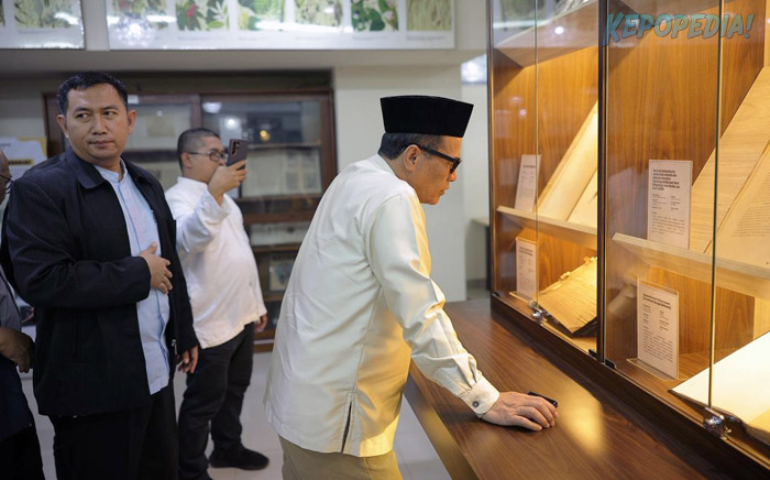 BB PUSTAKA: Mentan Amran Sulaiman tampak serius menyimak buku Antiquariat (buku kuno) berjudul Historia Generalis Plantarum karya Jacques Dalechamps, naturalis asal Lyon, Prancis pada abad ke-16, sebagai koleksi buka kuno dan langka dari BB Pustaka yang diterbitkan pada 1586.