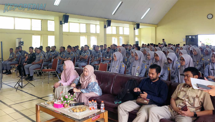 POLBANGTAN BOGOR: Direktur Yoyon Haryanto mengatakan dalam suasana terbuka dan demokratis, mahasiswa menyampaikan aspirasi bagi pengembangan kurikulum agar sesuai kebutuhan industri dan perkembangan ilmu terkini terkait sektor pertanian bagi terwujudnya swasembada pangan.