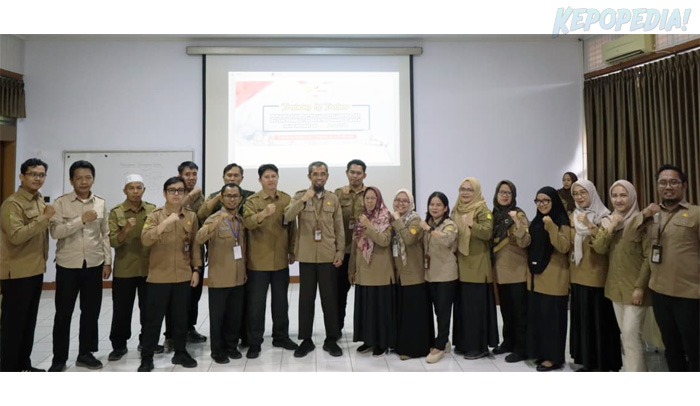 BBPP BATANGKALUKU: Kepala BBPP Batangkaluku, Jamaluddin Al Afgani [tengah] bersama 20 peserta ToT  ToT `Pemanfaatan AI dalam Pembuatan Konten Pembelajaran dan Informasi bagi Aparatur` usai membuka kegiatan ToT yang dijadwalkan berlangsung selama lima hari, 23 - 27 Februari 2026.