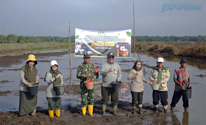 SMKPPN SEMBAWA: Kepala SMKPPN Sembawa, Budi Santoso [tengah] mengatakan bahwa sebagai Sebagai PJ Brigade Pangan Sumsel, wewenangnya tidak hanya mengawasi juga memastikan solusi terhadap kendala-kendala yang dihadapi petani di Kecamatan Banyuasin l mulai akses benih hingga optimalisasi Alsintan.