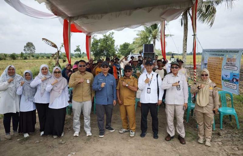 SMKPPN SEMBAWA: Kepala SMK PP Negeri Sembawa, Budi Santoso [ke-5 kiri] usai pembukaan sosialisasi budidaya sistem Arkansas yang bertujuan memperkenalkan metode pertanian efisien, hemat air, dan adaptif terhadap perubahan iklim kepada para petani dan generasi muda di wilayah sentra pangan Sumsel tersebut.