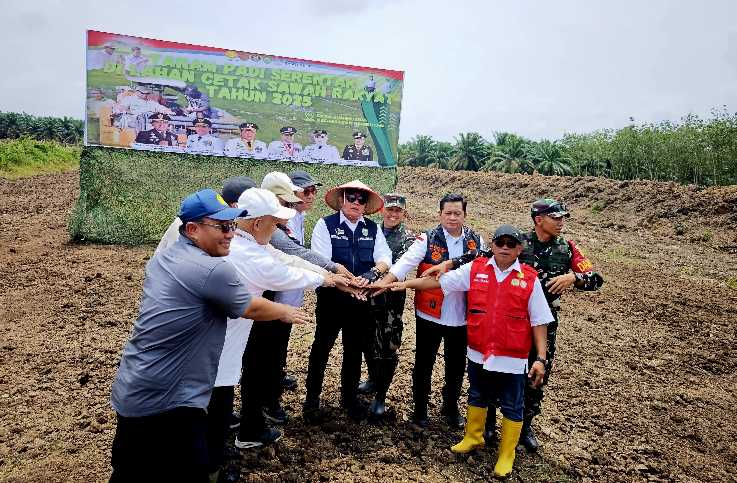 SMKPPN SEMBAWA: Kepala SMKPPN Sembawa, Budi Santoso [kiri] selaku PJ Brigade Pangan Sumsel mendampingi Gubernur Sumsel Herman Deru dan TA Mentan Ali Jamil pada Tanam Padi Serentak di lokasi CSR Kabupaten Banyuasin.