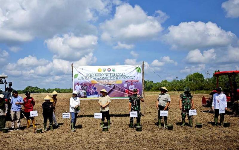 SMKPPN SEMBAWA: Kepala BPPSDMP Kementan, Idha Widi Arsanti [tengah] memimpin kegiatan Tanam Bersama lahan CSR di Kabupaten Musi Banyuasin didampingi Kepala SMKPPN Sembawa, Budi Santoso [ke-3 kanan] pimpinan TNI Polri Sumsel dan PJ Brigade Pangan Sumsel, Inneke Kusumawaty [kanan].
