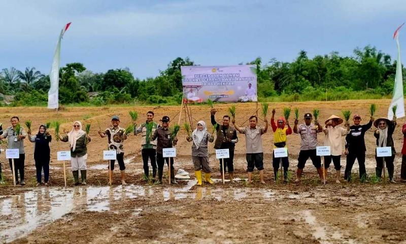 POLBANGTAN BOGOR: Direktur Polbangtan Bogor, Yoyon Haryanto [ke-5 kiri] pada Gertam Serentak di Kabupaten Batanghari, yang menjadi bagian dari momentum nasional Gerakan Percepatan Tanam Serentak di lokasi Cetak Sawah Rakyat (CSR) seluas 10.000 hektar yang dilaksanakan serentak di berbagai wilayah Indonesia. 