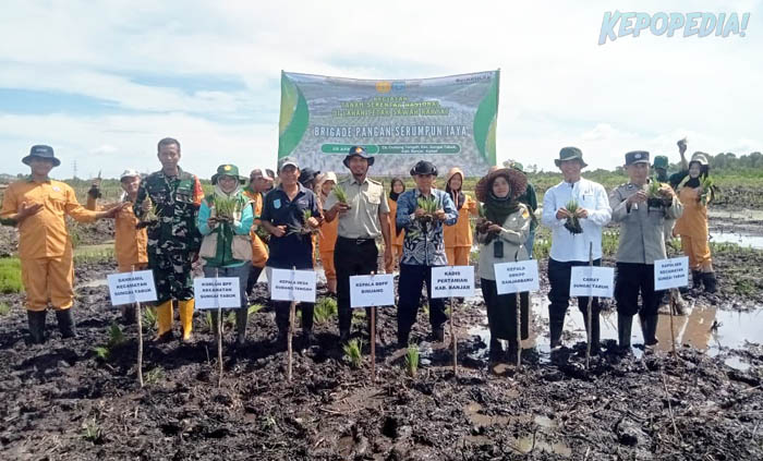 SMKPPN BANJARBARU: Kepala SMKPPN Banjarbaru, Angga Tri AP mengatakan 24 siswanya turun langsung ke lapangan dalam program percepatan Cetak Sawah Rakyat (CSR) yang digelar di Desa Gudang Tengah, Kecamatan Sungai Tabuk, Kabupaten Banjar, Kalsel sebagai bukti bahwa generasi muda siap menjadi motor penggerak transformasi sektor pertanian.