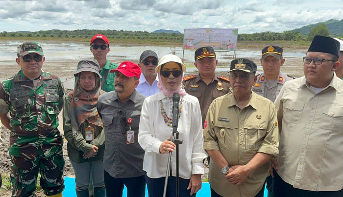 BBPP BATANGKALUKU: Kepala BPSDMP Kementan, Idha Widi Arsanti [tengah] mewakili Wamentan Sudaryono didampingi Sekretaris Badan, Zuroqi Mubarok; dan Wakil Bupati Tanah Laut, H Muhammad Zazuli pada Gertam Serentak Kalsel di Kabupaten Tanah Laut.