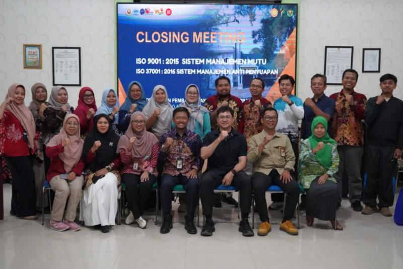 SMKPPN BANJARBARU: Kepala SMKPPN Banjarbaru, Angga Tri AP [duduk ke-4 kiri] didampingi Wakil Kepala Sekolah, Airin Nurmarita; Kasubag TU, Johan Pujianto dan manajemen puncak sekolah bersama Lead Auditor KAN, Agustin Raudatul F dan auditor Made Gede Prawira usai penyerahan Sertifikat ISO.