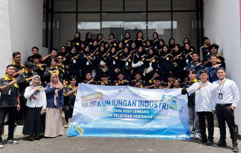 BBPP LEMBANG: Kepala BBPP Lembang, Ajat Jatnika menyatakan bahwa Kementan memberi peluang bagi mahasiswa mengenal sektor pertanian seperti dilakukan 63 mahasiswa/i UDB Surakarta dari (Prodi) Agribisnis Fakultas Sains dan Teknologi melalui kegiatan `Kunjungan Industri` di BBPP Lembang.