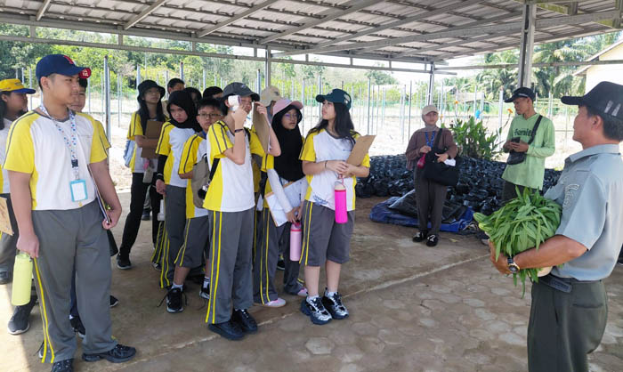 SMKPPN SEMBAWA: Kepala SMKPPN Sembawa, Budi Santoso diwakili Wakil Kepala Sekolah Bidang Humas dan Industri, Titin Pransisca mengatakan bahwa Kunjungan Agroeduwisata menjadi pengalaman belajar berharga bagi siswa/i SMP High Scope Kota Palembang, sebagai bagian dari upaya mengenalkan dunia pertanian sejak dini.