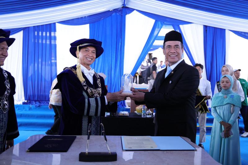 BB PUSTAKA: Mentan Amran Sulaiman [kanan] dan Rektor ITS, Bambang Pramujati pada kegiatan Wisuda Sarjana ITS Surabaya, dengan meluluskan 1.710 wisudawan dari berbagai jenjang mulai dari sarjana hingga doktor dan profesi insinyur. 