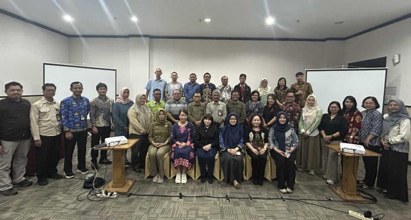 SMKPPN BANJARBARU: Kepala SMKPPN Banjarbaru, Angga Tri AP [berdiri tengah] Direktur Polbangtan Malang, PPK CSR 2025 Dinas TPHP Kalteng, perwakilan BRMP Kalteng dan para penyuluh usai pembukaan Koordinasi Tindak Lanjut Percepatan Tanam pada April 2026 wilayah Kalteng.