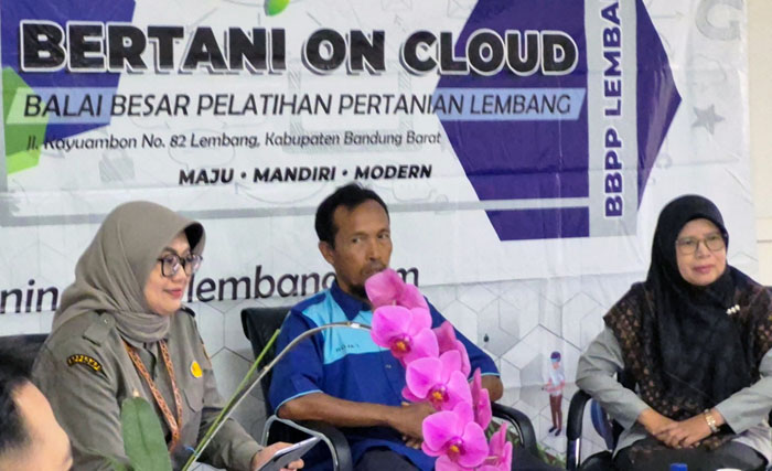 BBPP LEMBANG: Kepala BBPP Lembang, Ajat Jatnika membuka Webinar Bertani on Cloud (BoC) bertema Zero Waste yang menghadirkan narasumber Ketua P4S Ternak Jaya, Roja`i [kemeja biru] didampingi widyaiswara mengulas tentang konsep utama Pertanian Terpadu, memanfaatkan limbah menjadi sumber daya ekonomi melalui Zero Waste.
