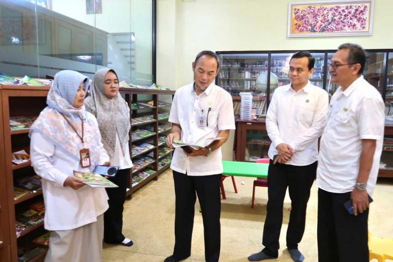 BB PUSTAKA: Kepala BB Pustaka, Eko Nugroho DP apresiasi upaya kolaborasi kepustakaan Pemkot Bogor dan Kementan atas inisiasi audiensi dan Library Tour Kadis Arsip dan Pustaka Pemkot Bogor, Taufik di BB Pustaka didampingi Katimker Sutarsyah dan Katimker Mustika serta pustakawan madya Riko Bintari dan pustakawan Edi Suyanto.