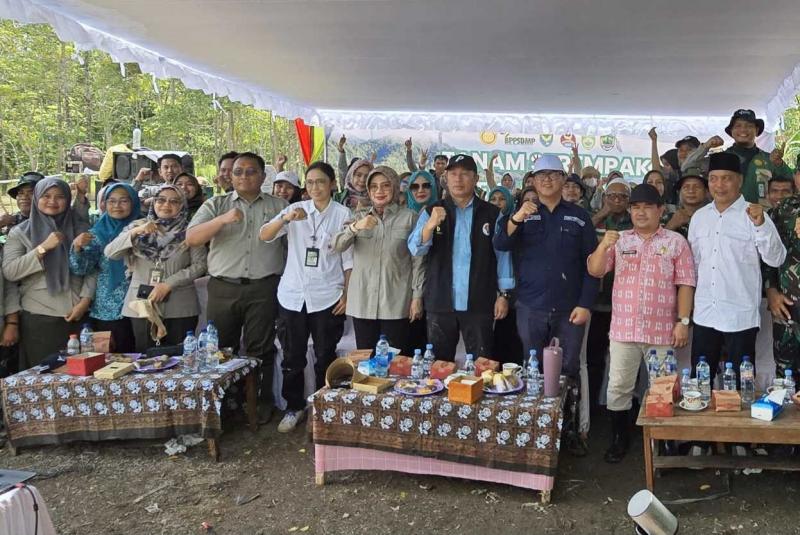 SMKPPN SEMBAWA: Kepala SMKPPN Sembawa, Budi Santoso [ke-4 kiri] hadir bersama penyuluh, tim Brigade Pangan PALI pada Gertam Serempak Sumsel yang dihadiri perwakilan Bupati PALI; Kepala BBPKH Cinagara, Inneke Kusumawaty selaku PJ Brigade Pangan Sumsel dan Forkopimda.