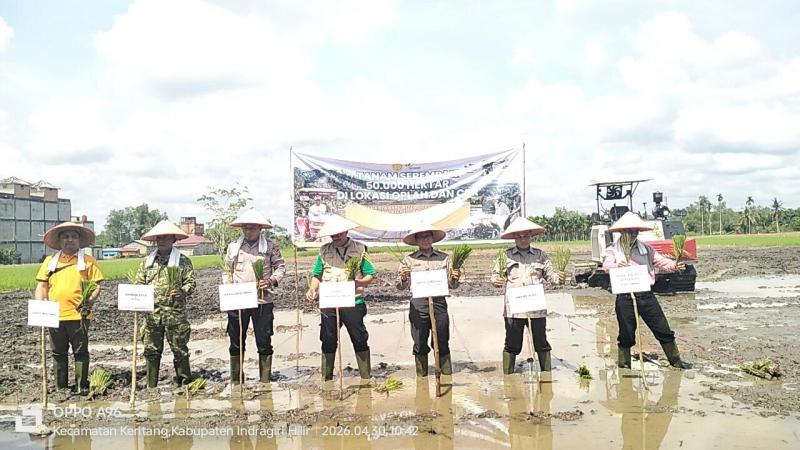BBPP LEMBANG: Kepala BBPP Lembang, Ajat Jatnika selaku PJ Provinsi Riau bersama Kepala Dinas Pertanian Kabupaten Indragiri Hilir, Kepala BBRMP Riau, unsur TNI-Polri, camat, penyuluh pertanian dan Brigade Pangan melaksanakan Gertam Serentak di di Desa Kotabaru Reteh, Kecamatan Keritang, Kabupaten Indragiri Hilir.