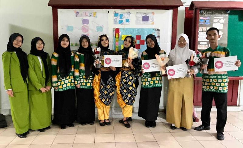 SMKPPN BANJARBARU: Kepala SMKPPN Banjarbaru, Angga Tri AP mengatakan keikutsertaan perdana yang langsung berbuah prestasi, mempertegas peran SMK-PP Negeri Banjarbaru sebagai lembaga pendidikan vokasi yang tidak hanya mencetak calon petani milenial, juga generasi muda kreatif, berkarakter, dan siap menghadapi tantangan masa depan. 