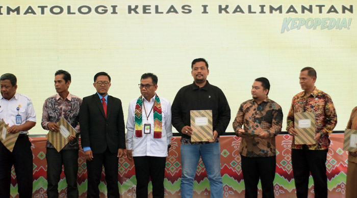 SMKPPN BANJARBARU: Kepala SMKPP Negeri Banjarbaru, Angga Tri A.P. [ke-3 kiri] usai menandatangani PKS dengan  enam mitra strategis yakni Crop Fresh Banjarbaru, CV Jaya Mandiri, Dinas Pertanian Kabupaten Banjar, Badan Narkotika Nasional (BNN) Kota Banjarbaru, Stasiun Klimatologi Kelas I Kalimantan Selatan dan CV Jaya Mandiri Bakti.