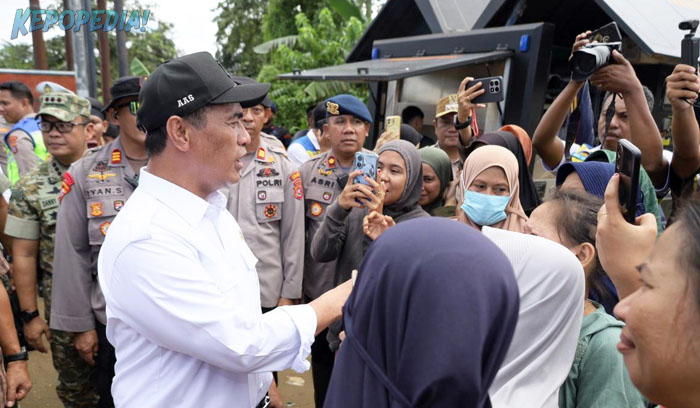 BBPP BATANGKALUKU: Mentan Amran Sulaiman [kemeja putih] dialog dan ramah-tamah dengan warga terdampak banjir Sultra setelah menyerahkan bantuan sebesar Rp10 miliar, untuk mempercepat pemulihan warga dan sektor pertanian terdampak banjir dengan meninjau langsung lokasi terdampak banjir di Kota Kendari.