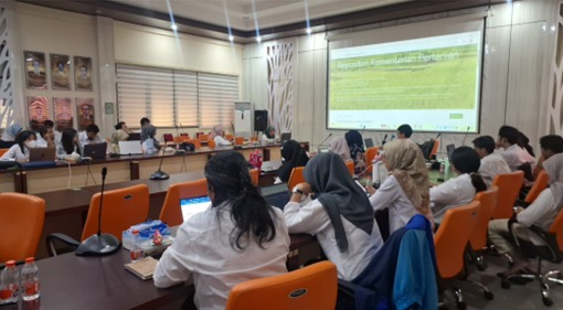 BB PUSTAKA: Kepala BB Pustaka, Eko Nugroho DP apresiasi antusias peserta pada kegiatan `Literasi Informasi Pertanian` pada BRMP Veteriner di Kota Bogor, yang berlangsung aktif dengan berbagai pertanyaan dari peserta, terutama pengunggahan dokumen ke repositori dan etika publikasi karya ilmiah. 