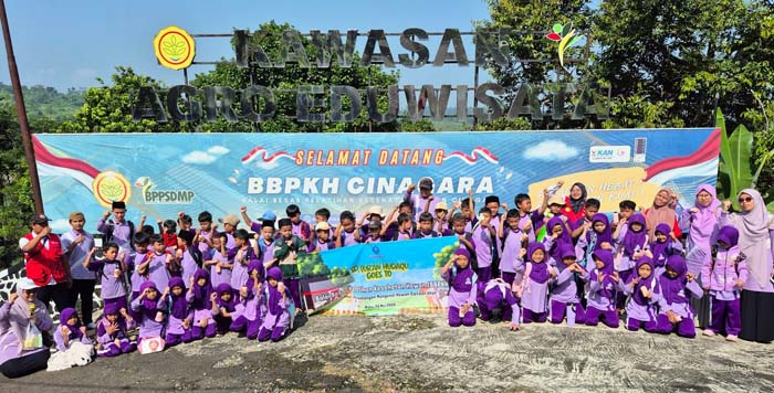 BBPKH CINAGARA: Kepala BBPKH Cinagara, Inneke Kusumawaty Kementan berupaya membangun ketertarikan generasi muda terhadap jagat peternakan dan pangan asal hewan melalui pengalaman langsung di lapangan. Kunjungan edukasi bagian dari upaya BBPKH Cinagara bagi peningkatan literasi peternakan dan pangan bergizi kepada masyarakat.
