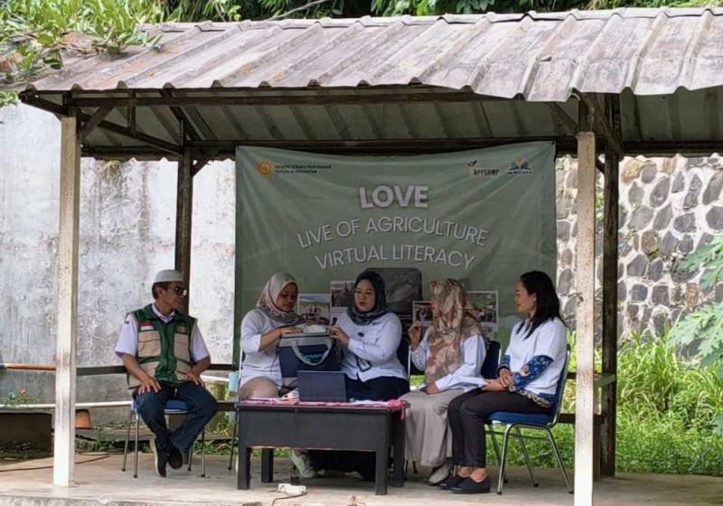 BB PUSTAKA: Kepala BB Pustaka, Eko Nugroho DP apresiasi kehadiran Erna Tetti Sinaga dari UPTD RPH Terpadu Kota Bogor; Penyuluh Pertanian Ahli Muda Kota Bogor, Atep Nurhidayat; dan Ketua Tim Kerja Penyiapan Sampel dan Informasi BPMSP, Wiwit Subiyanti pada kegiatan LOVE yang disiarkan dari UPTD RPH Terpadu Kota Bogor.