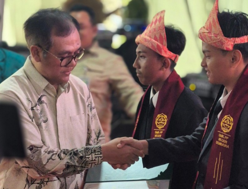 SMKPPN SEMBAWA: Dari total 153 lulusan, 20 orang diterima bekerja di perusahaan perkebunan, peternakan, logistik, hingga agribisnis. 16 lulusan diterima PTN via jalur SNBP seperti IPB Bogor dan Unsri Palembang, 19 lulusan diterima di Polbangtan dan PEPI via jalur undangan dan prestasi akademik, sementara sembilan siswa mengikuti program bantuan kerja luar negeri dari Kemendikdasmen.