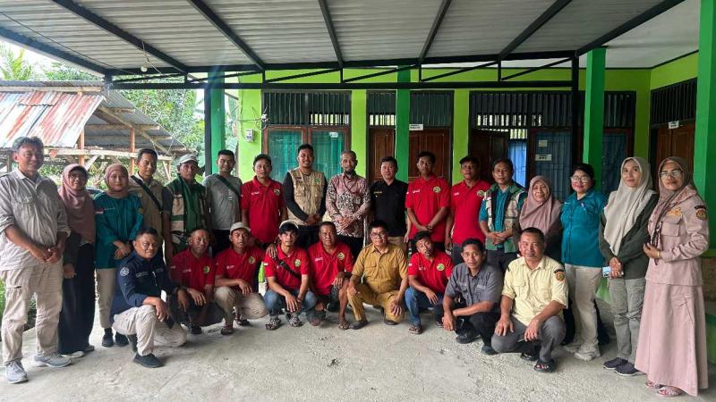 BBPP BATANGKALUKU: Kepala BBPP Batangkaluku, Jamaluddin Al Afgani dan Tenaga Ahli Menteri Pertanian, Prof Yusran Jusuf [tengah] bersama tim Brigade Pangan Konawe Selatan pada kegiatan (Monev) Brigade Pangan di kawasan Cetak Sawah Rakyat (CSR) Sultra.