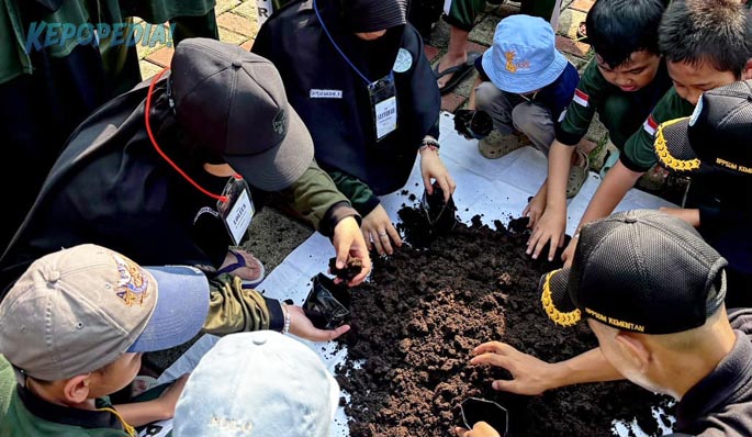 POLBANGTAN BOGOR: Direktur Yoyon Haryanto mengatakan  `kunjungan istimewa` 14 siswa IBK Cemara berkebutuhan khusus, diajak mengenal dunia pertanian mulai dari praktik menanam, memanen sayuran segar hingga menangkap ikan hasil budidaya mahasiswa Polbangtan Bogor.