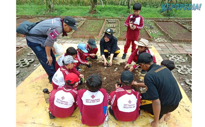 POLBANGTAN BOGOR: Direktur Yoyon Haryanto mengatakan  selain memberikan pengalaman baru bagi peserta didik, Agroeduwisata menjadi ajang unjuk kemampuan mahasiswa Polbangtan Bogor mengedukasi masyarakat, khususnya anak-anak tentang pentingnya pertanian bagi kehidupan.