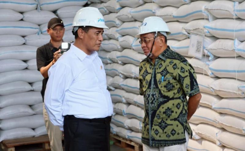 BBPKH CINAGARA: Mentan Amran Sulaiman [kiri] berbincang dengan mantan Sekretaris Kementerian BUMN, Said Didu di sela kegiatan Dialog Swasembada Pangan di Gudang Bulog Romokalisari, Surabaya, belum lama ini.