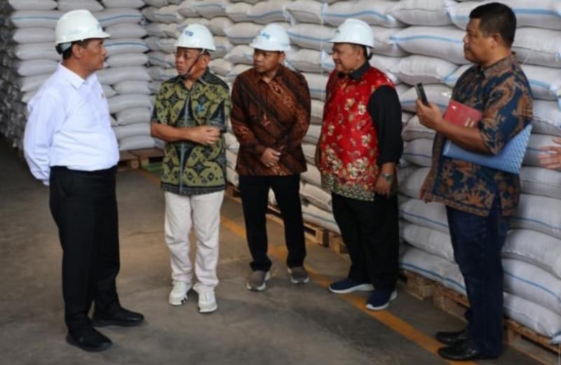BBPKH CINAGARA: Mentan Amran Sulaiman [kiri] memantau stok beras Gudang Bulog Romokalisari, Surabaya bersama sejumlah pejabat terkait didampingi mantan Sekretaris Kementerian BUMN, Said Didu yang mengungkap cara kerja mafia pangan.