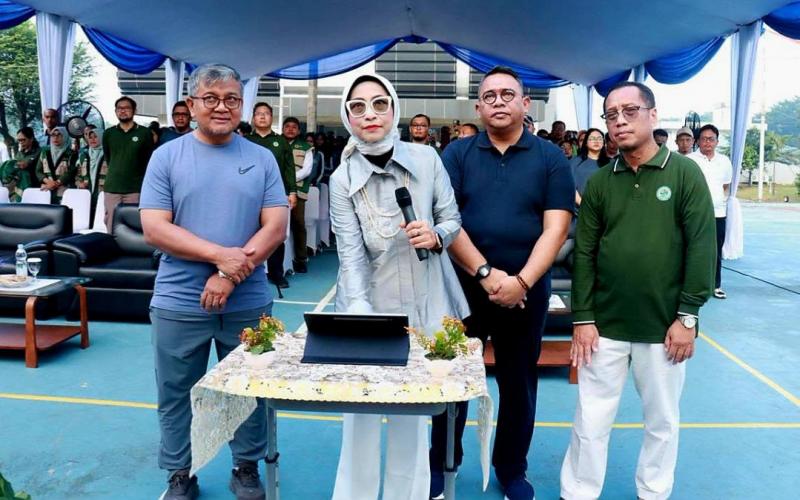 BBPKH CINAGARA: Kepala BPPSDMP Kementan, Idha Widi Arsanti didampingi Sekretaris Badan SDM Kementan, Zuroqi Mubarok [ke-2 kanan] menekan tombol sirine pada pencanangan Gerakan ASRI lingkup BPPSDMP Kementan.