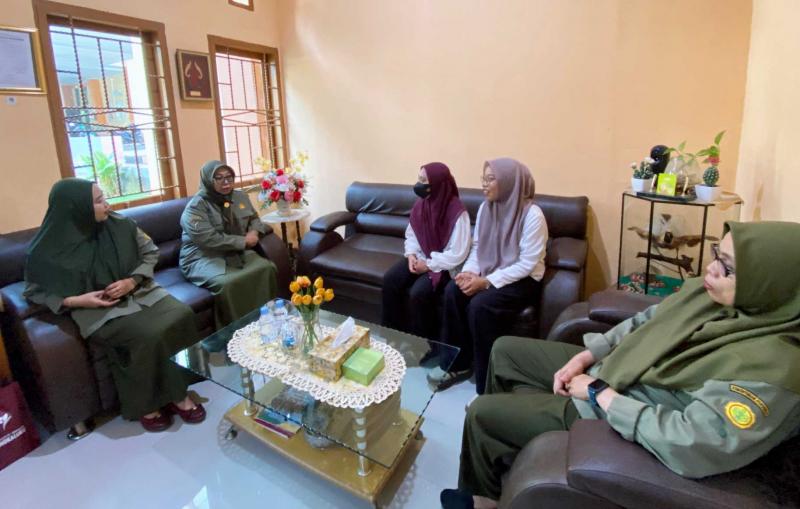 BBPP BATANGKALUKU: Kepala BBPP Batangkaluku, Jamaluddin Al Afgani diwakili Kabag Umum, Rosdiana [ke-2 kiri] ramah-tamah dengan peserta Program Maganghub Kemnaker, Nurafni dan Tharisya, sebelum kegiatan pelepasan bagi kedua peserta Program Maganghub Kemnaker setelah mengikuti kegiatan magang selama enam bulan.