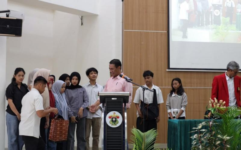 BBPP BATANGKALUKU: Mentan Amran Sulaiman menegaskan, sejumlah kegiatan sosialnya menjadi pesan, bahwa jabatan tidak semata-mata digunakan untuk kepentingan pribadi, melainkan sarana untuk memberikan manfaat lebih besar bagi masyarakat.